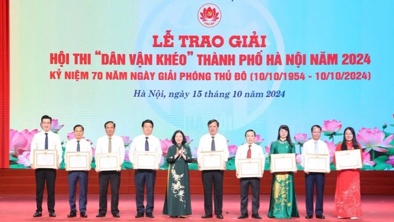 Bí thư Thành ủy Hà Nội Bùi Thị Minh Hoài trao Bằng khen cho các tập thể có thành tích xuất sắc trong tổ chức hội thi.