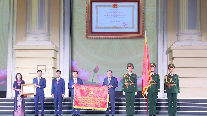 Thường trực Thành ủy Hà Nội trao tặng các phần thưởng cao quý cho Đảng bộ, chính quyền và nhân dân thị xã Sơn Tây.