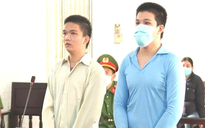 Hai bị cáo Phan Phi Long và Nguyễn Đình Vũ tại phiên tòa.