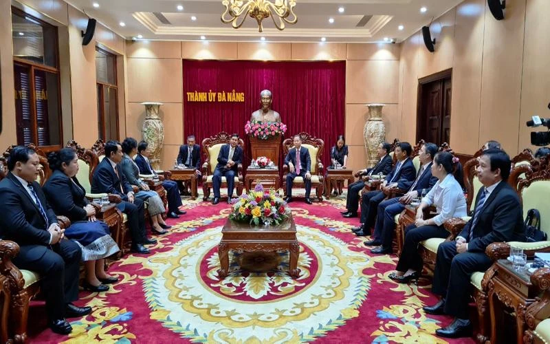 Đoàn công tác Tòa án Nhân dân tối cao Lào thăm và làm việc tại Thành ủy Đà Nẵng.