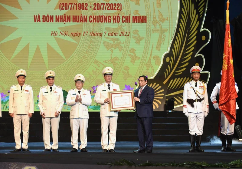 Thủ tướng trao Huân chương Hồ Chí Minh tặng lực lượng Cảnh sát nhân dân.