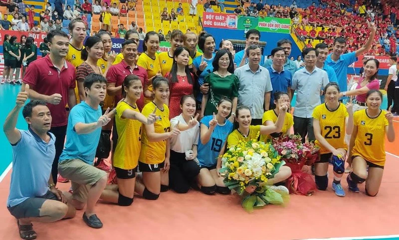 Lãnh đạo tỉnh Thái Bình chung vui cùng đội bóng chuyền Geleximco Thái Bình trong ngày giành chức vô địch.