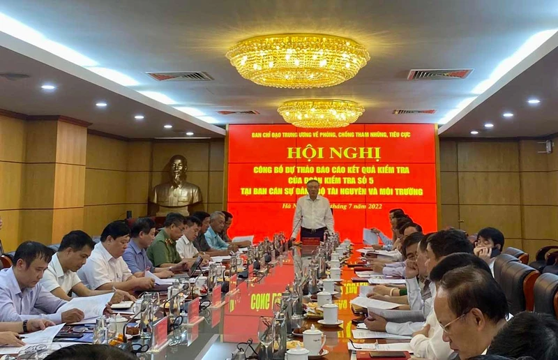 Đồng chí Nguyễn Hòa Bình, Ủy viên Bộ Chính trị, Bí thư Trung ương Đảng, Chánh án Tòa án nhân dân tối cao, phát biểu tại buổi làm việc. 