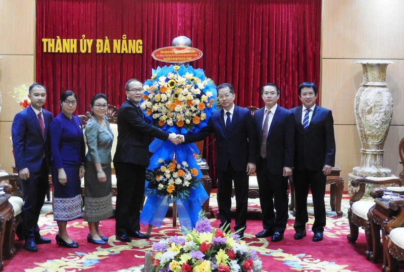 Đồng chí Souphanh Hadaoheuang, Tổng Lãnh sự Lào tại Đà Nẵng tặng hoa chúc mừng Lãnh đạo Đà Nẵng.