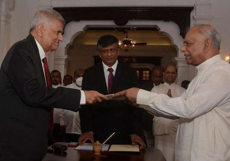 Ông Dinesh Gunawardena tuyên thệ nhậm chức Thủ tướng trước Tổng thống Ranil Wickremesinghe tại Colombo ngày 22/7. (Nguồn: Reuters) 