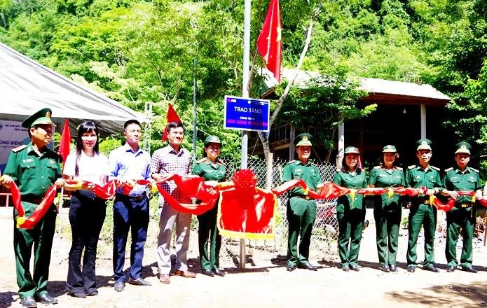 Các đại biểu cắt băng khánh thành công trình “Ánh sáng vùng biên” ở xã Trường Sơn, huyện Quảng Ninh.