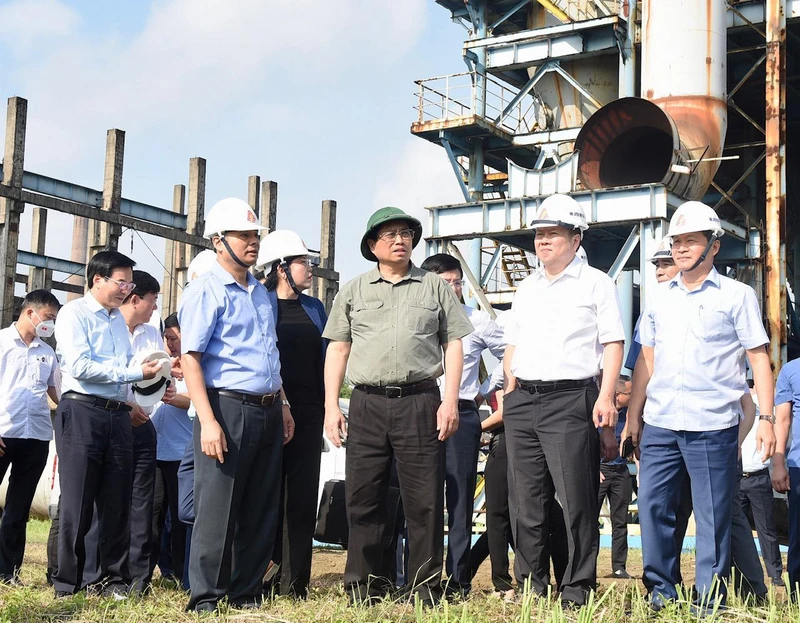 Thủ tướng Phạm Minh Chính và đoàn công tác khảo sát thực tế giai đoạn 2 dự án mở rộng Nhà máy Gang thép Thái Nguyên.