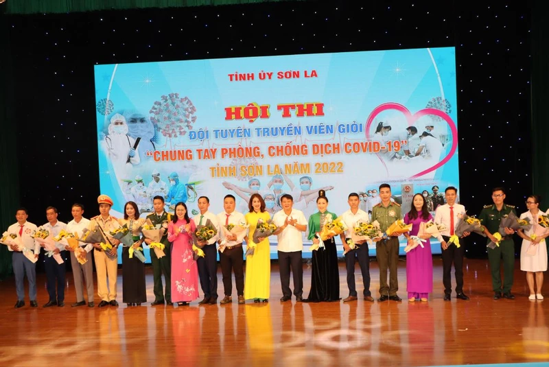  Lãnh đạo Tỉnh ủy Sơn La tặng hoa cho các đội tham gia Hội thi.