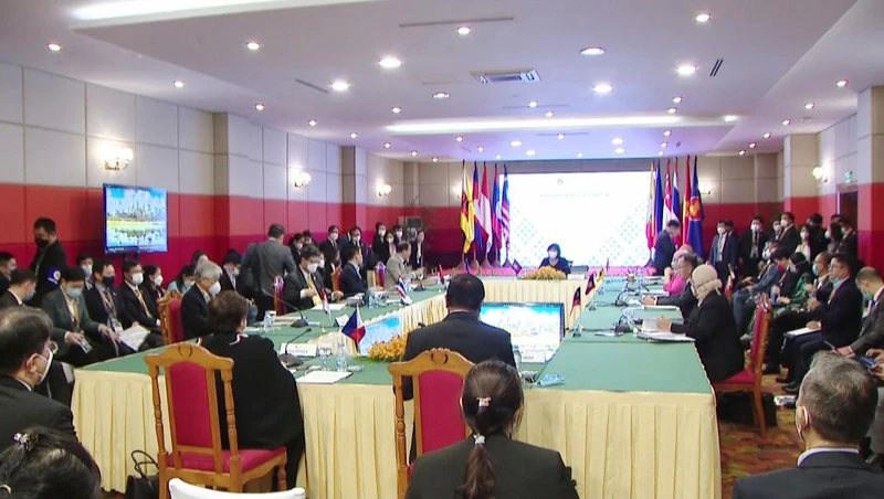 Các quan chức cao cấp ASEAN họp tại Phnom Penh.