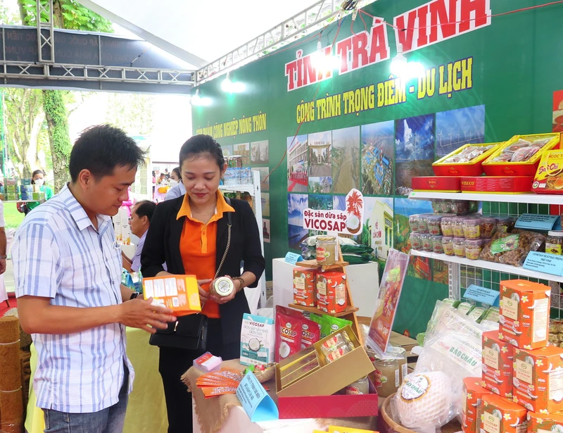 Tìm hiểu các sản phẩm được chế biến từ dừa sáp tại gian hàng tỉnh Trà Vinh.