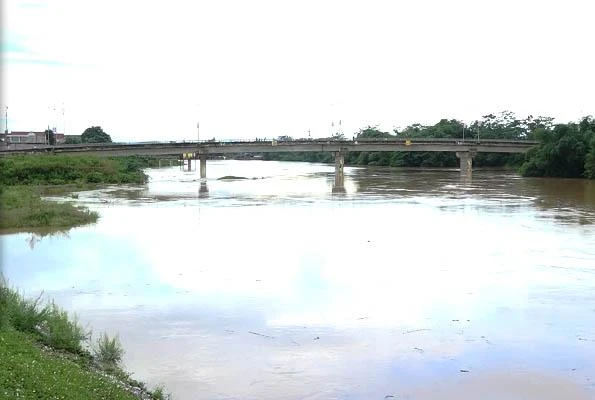 Lũ dâng trên sông Bưởi ở thị trấn Kim Tân, huyện Thạch Thành.