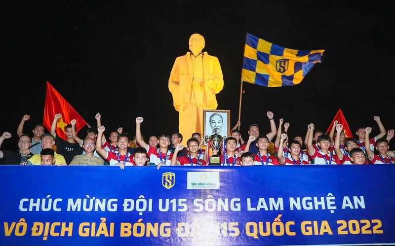 Đội U15 Sông Lam giành chức Vô địch lần thứ 4 tại Giải U15 Quốc gia báo công tại Quảng trường Hồ Chí Minh. Ảnh: Đức Anh