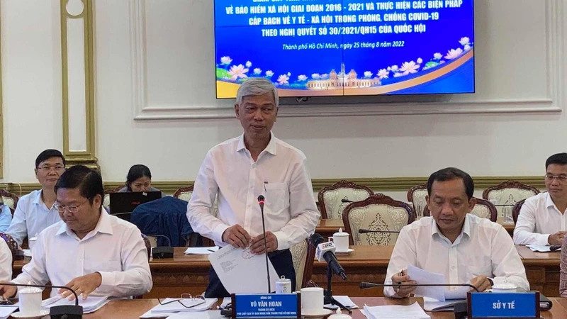 Lãnh đạo UBND Thành phố Hồ Chí Minh báo cáo trước Đoàn giám sát của Quốc hội.