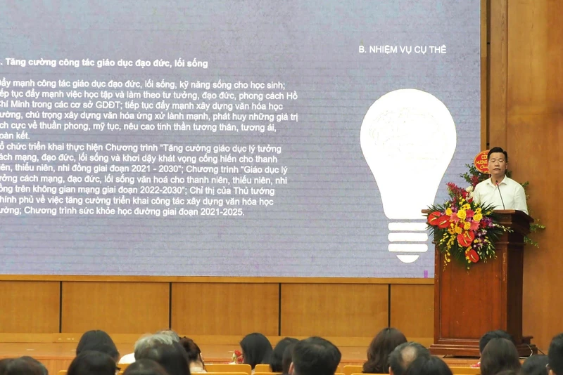 Trưởng phòng Giáo dục và Đào tạo quận Ba Đình Lê Đức Thuận phát biểu tại hội nghị.