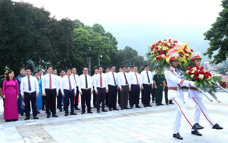 Các đồng chí lãnh đạo tỉnh Hà Giang dâng hoa trước Tượng đài Chủ tịch Hồ Chí Minh.