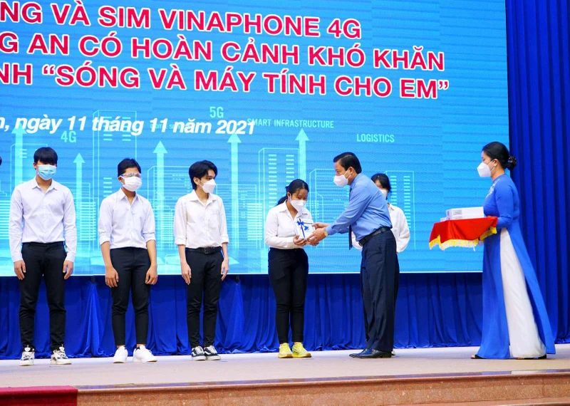 VNPT trao tặng máy tính bảng kèm sim Vinaphone miễn phí.