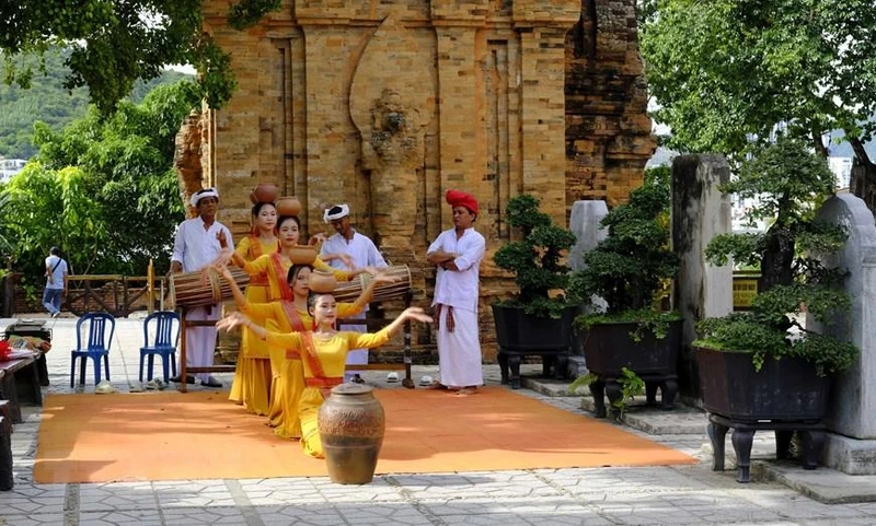 Múa Chăm dưới chân Tháp Bà Ponagar. Nhóm nghệ nhân biểu diễn nhạc cụ và múa Chăm đều là người dân tộc Chăm, đến từ làng Mỹ Nghiệp, thị trấn Phước Dân, huyện Ninh Phước, tỉnh Ninh Thuận. (Ảnh Đặng Tuấn/TTXVN)