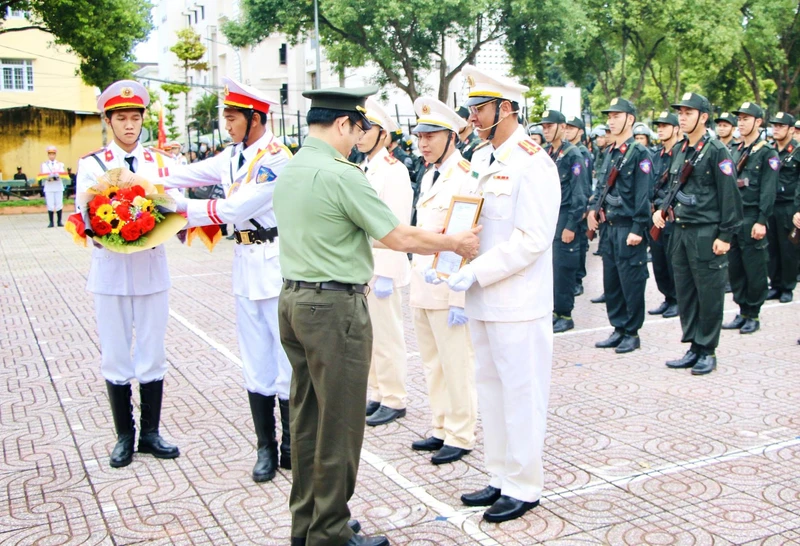 Trao Quyết định thành lập của Bộ trưởng Công an cho lãnh đạo Tiểu đoàn Cảnh sát cơ động dự bị chiến đấu.