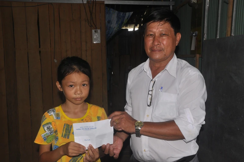 Các tổ chức, cá nhân hỗ trợ tiền mua bảo hiểm y tế cho em Võ Thị Diễm Hằng.