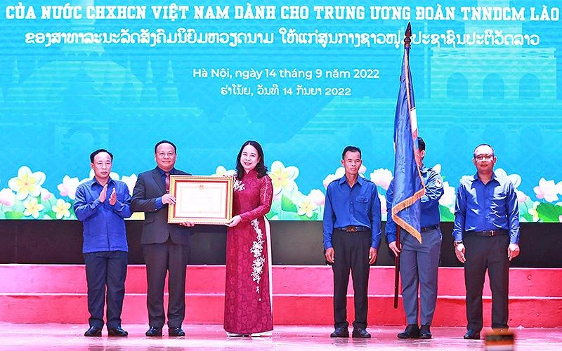 Phó Chủ tịch nước Võ Thị Ánh Xuân trao Huân chương Lao động hạng Nhất của nước Cộng hòa xã hội chủ nghĩa Việt Nam tặng Trung ương Đoàn Thanh niên Nhân dân Cách mạng Lào.