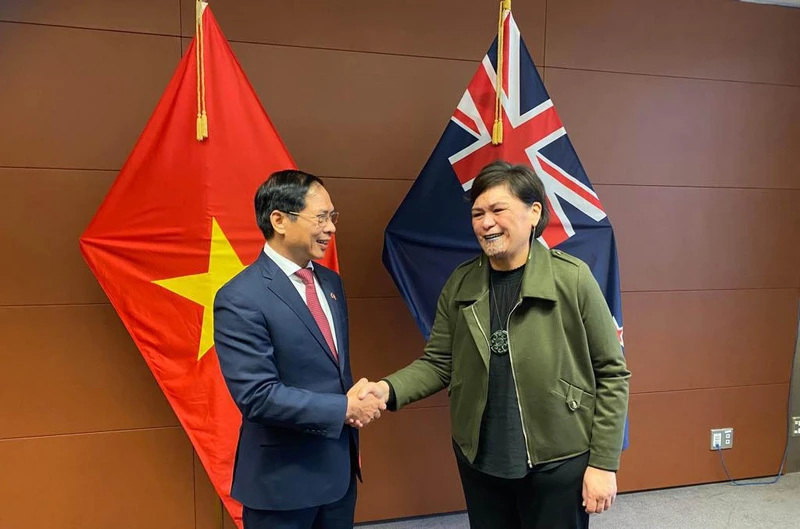 Bộ trưởng Ngoại giao New Zealand Nanaia Mahuta đón Bộ trưởng Ngoại giao Bùi Thanh Sơn.