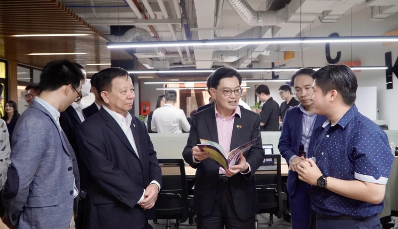 Phó Thủ tướng, Bộ trưởng Điều phối chính sách kinh tế Singapore Heng Swee Keat (ở giữa) đánh giá cao Tổng Công ty Becamex IDC tham gia kết nối cộng đồng khởi nghiệp công nghệ Việt Nam lên bản đồ khởi nghiệp thế giới. 