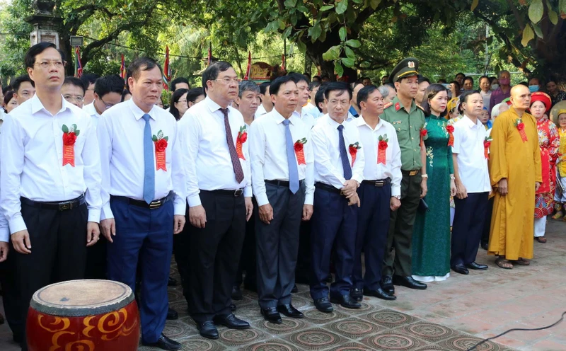 Các đại biểu tỉnh Nam Định dự nghi lễ dâng hương tưởng niệm anh linh các vị Vua Trần và Đức Thánh Trần.