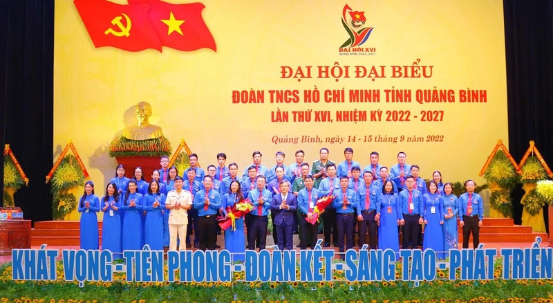 Lãnh đạo Trung ương Đoàn và tỉnh Quảng Bình tặng hoa cho Ban Chấp hành nhiệm kỳ 2022-2027.
