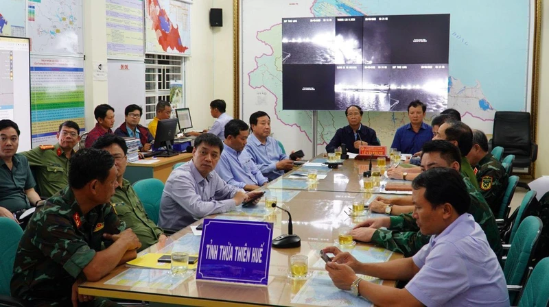 Phó Thủ tướng Lê Văn Thành chỉ đạo công tác khắc phục hậu quả từ Trung tâm điều hành của Ban Chỉ huy phòng, chống thiên tai và tìm kiếm cứu nạn tỉnh Thừa Thiên Huế.