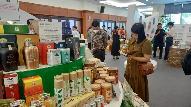 Các đại biểu tham quan các sản phẩm nông nghiệp xanh được trưng bày tại hội thảo quốc tế phụ phẩm nông nghiệp, nguồn tài nguyên tái tạo. 