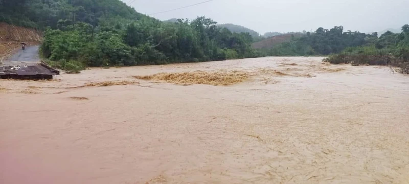 Nước lũ cuồn cuộn đầu nguồn sông Bến Hải cuốn trôi cầu tạm ở xã Vĩnh Ô.