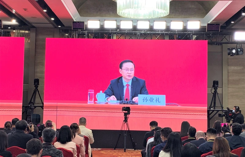 Ông Tôn Nghiệp Lễ, Người phát ngôn Đại hội XX Đảng Cộng sản Trung Quốc tại buổi họp báo. 