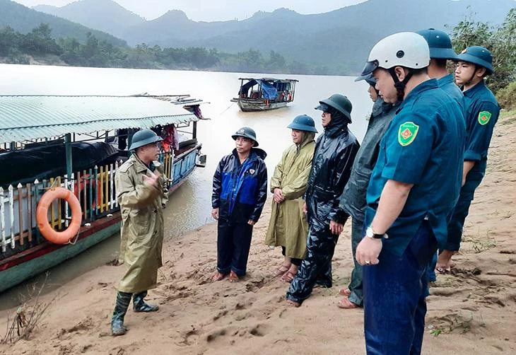 Các cơ quan chức năng huyện Nông Sơn kiểm tra tình hình thiệt và cử lực trực ứng cứu người dân bị chia cắt tại thôn Tứ Nhũ, xã Quế Lâm.