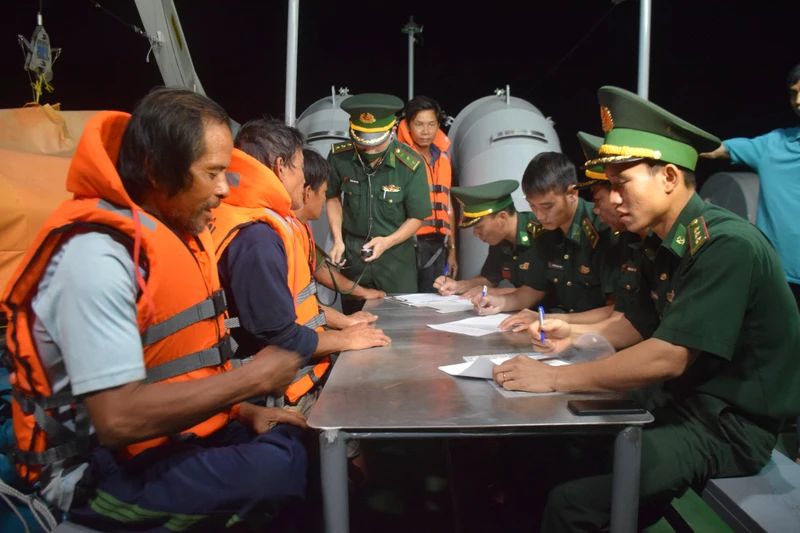 Bộ đội Biên phòng tỉnh Bình Định làm thủ tục tiếp nhận, bàn giao và khám sức khỏe cho 4 ngư dân gặp nạn trên biển vào đêm 14/10.