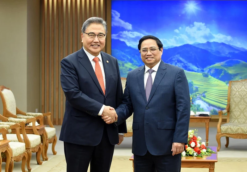 Thủ tướng Phạm Minh Chính tiếp Bộ trưởng Ngoại giao Hàn Quốc Park Jin. 