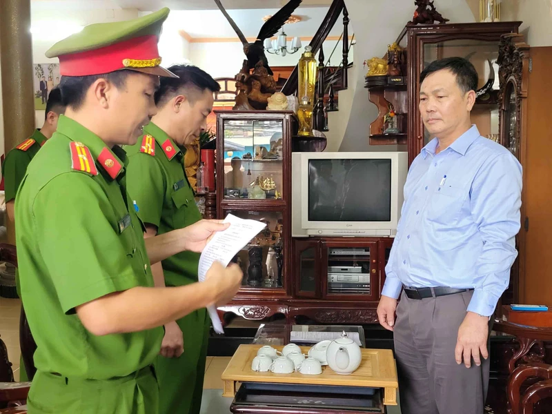 Cơ quan điều tra thi hành lệnh bắt tạm giam ông Nguyễn Văn Hồng.