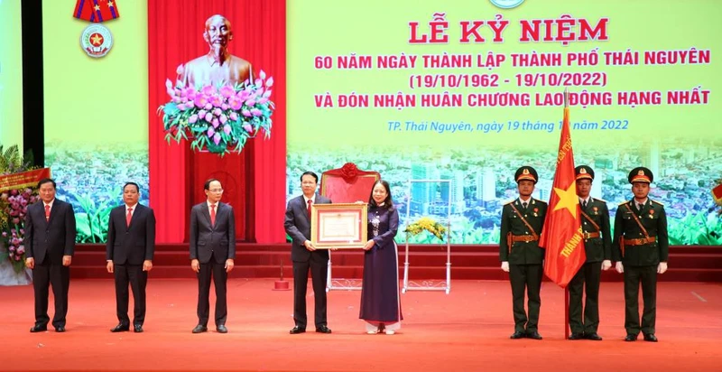 Phó Chủ tịch nước Võ Thị Ánh Xuân trao Huân chương Lao động hạng Nhất tặng Đảng bộ, chính quyền và nhân dân các dân tộc thành phố Thái Nguyên.