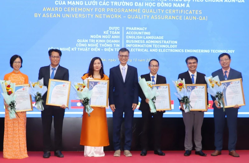 Đại diện Mạng lưới các trường đại học Đông Nam Á trao chứng nhận cho 6 chương trình đào tạo của Đại học Lạc Hồng.