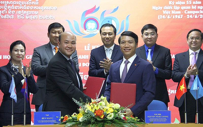 Chủ tịch Hội Liên hiệp Thanh niên Việt Nam Nguyễn Ngọc Lương và Chủ tịch Hội Liên hiệp Thanh niên Campuchia Hun Many trao biên bản ký kết thỏa thuận hợp tác giữa 2 Hội giai đoạn 2022-2027.