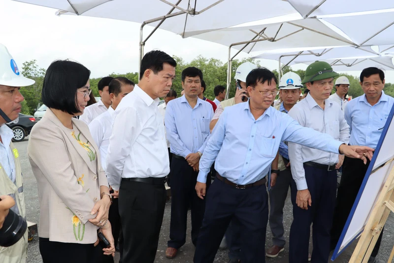 Lãnh đạo tỉnh Đồng Nai khảo sát một dự án giao thông trên địa bàn tỉnh.