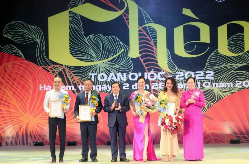 Bí thư Tỉnh ủy Hà Nam trao giải Xuất sắc cho Nhà hát Nghệ thuật Truyền thống tỉnh Thanh Hóa.