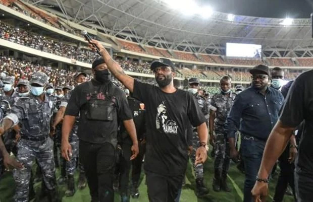 Nhạc sĩ-ca sĩ Fally Ipupa có cảnh sát hộ tống rời sân vận động Olympic của Abidjan vào tháng 3/2021. (Ảnh: AFP)