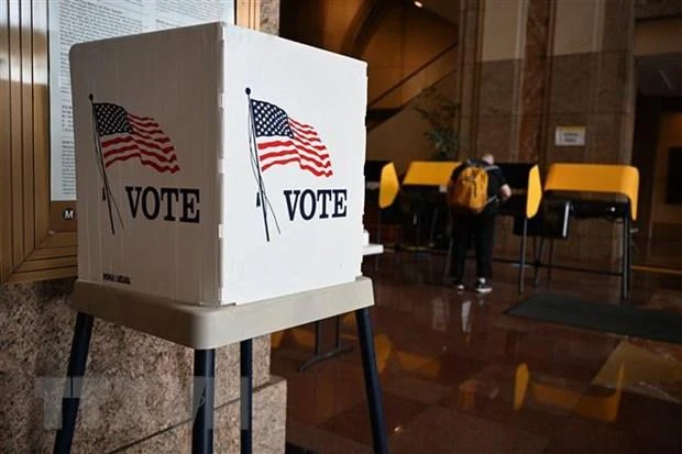Cử tri tham gia bỏ phiếu sớm trong cuộc bầu cử giữa nhiệm kỳ tại Los Angeles, bang California, Mỹ. (Ảnh: AFP/TTXVN)