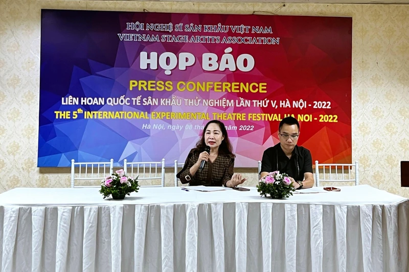 Chủ tịch Hội Nghệ sĩ sân khấu Việt Nam Trịnh Thúy Mùi phát biểu tại cuộc họp báo.