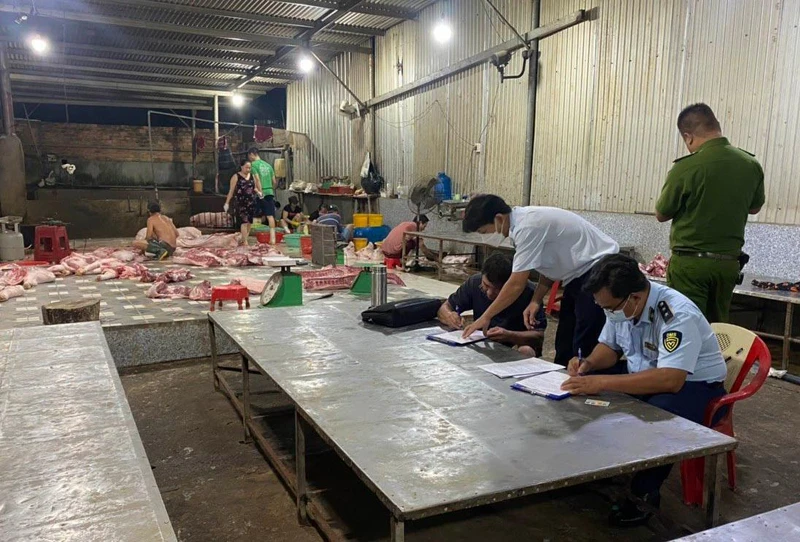 Đoàn kiểm tra liên ngành tỉnh Đồng Nai lập biên bản xử lý cơ sở giết mổ lợn trái phép ở huyện Trảng Bom.