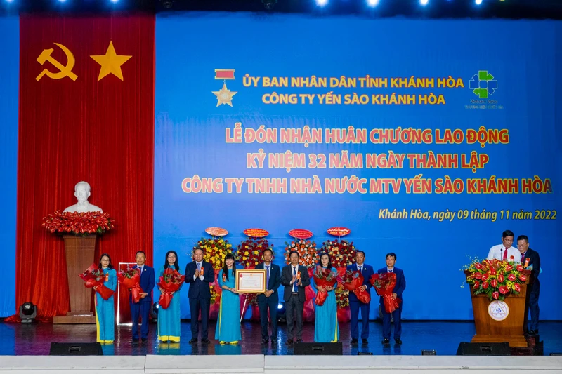 Công ty cổ phần Nước giải khát Yến sào Khánh Hòa đón nhận Huân chương Lao động hạng Nhất.