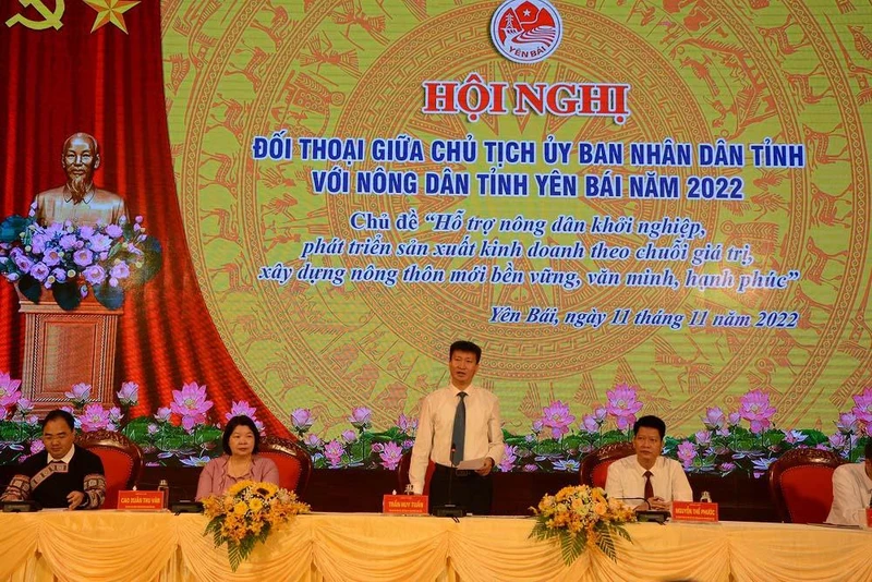 Chủ tịch Ủy ban nhân dân tỉnh Trần Huy Tuấn phát biểu đối thoại với nông dân.