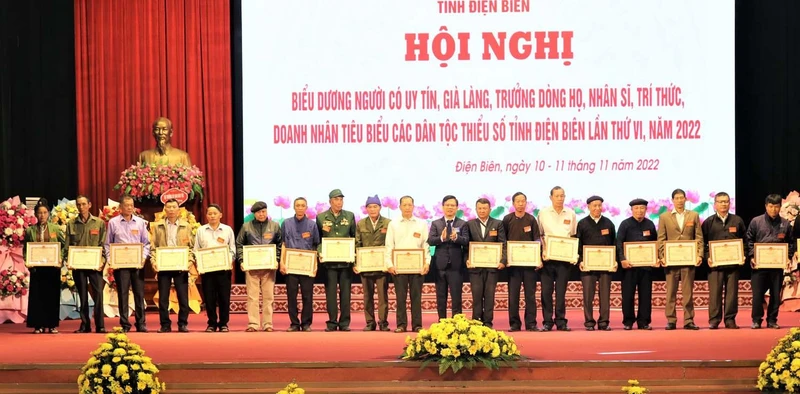 Đồng chí Phạm Đức Toàn, Ủy viên Ban Thường vụ Tỉnh ủy, Phó Chủ tịch UBND tỉnh Điện Biên trao Bằng khen tặng các già làng, trưởng dòng họ, người có uy tín, nhân sĩ trí thức, doanh nhân tiêu biểu.