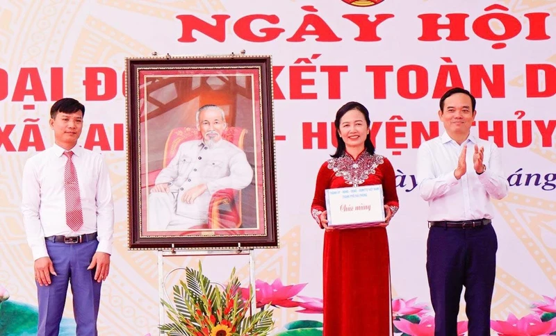 Đồng chí Trần Lưu Quang, Bí thư Thành ủy Hải Phòng, trao quà tặng cán bộ và nhân dân xã Lại Xuân.
