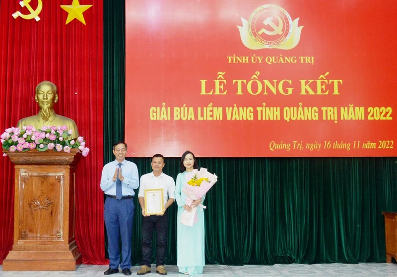 Phó Bí thư Thường trực Tỉnh ủy, Chủ tịch HĐND tỉnh Quảng Trị Nguyễn Đăng Quang trao một giải Nhất cho nhóm tác giả.